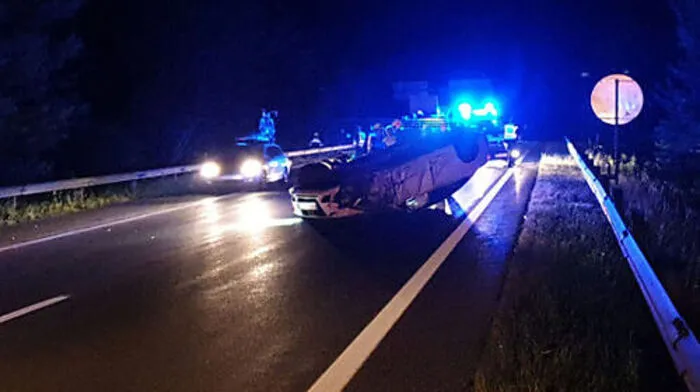 Der Pkw kam mitten auf der Autobahn auf dem Dach zum Liegen