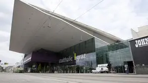 Herz der Messegesellschaft MCG: die 2002 eröffnete Stadthalle mit dem markanten Vordach