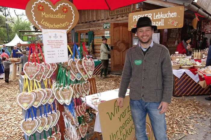 Jürgen Rechberger von der Lebzelterei Pirker in Mariazell verziert Lebkuchen mit Schriftzügen.