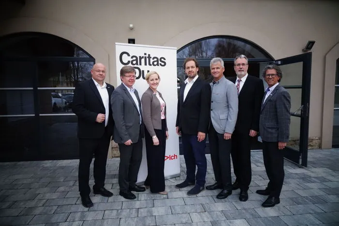 Am Montag präsentierte die Caritas in Gleinstätten zudem das regionale Ergebnis des heurigen Solidaritätsbarometers. Mit dabei: Caritas-Regionalkoordinator Georg Aulinger, Caritas-Direktor Herbert Beiglböck, die Gleinstättner Bürgermeisterin Elke Halbwirth, Studienautor Florian Brugger, die beiden Bezirkshauptleute Helmut Walch und Helmut-Theobald Müller sowie Rolf Spiegel, Caritas-Bereichsleiter für Bildung und Interkultur. 
