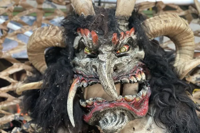 Die Masken kommen aus verschiedenen Traditionen verschiedener Bundesländer.