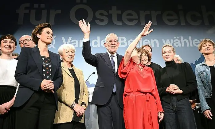 ABD0100_20221007 - WIEN - ÖSTERREICH: Bundespräsident Alexander Van der Bellen, Ehefrau Doris Schmidauer u.a. am Freitag, 07. Oktober 2022, im Rahmen der Wahlkampfabschluss-Veranstaltung anl. der Bundespräsidentschaftswahl in Wien. - FOTO: APA/ROLAND SCHLAGER