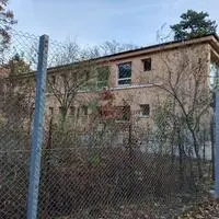 In der ehemaligen Molkerei-Schule soll das Lager entstehen. Im September wurde in einer Nacht-und-Nebel-Aktion ein meterhoher Zaun um das Areal errichtet