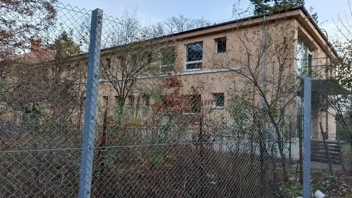 In der ehemaligen Molkerei-Schule soll das Lager entstehen. Im September wurde in einer Nacht-und-Nebel-Aktion ein meterhoher Zaun um das Areal errichtet