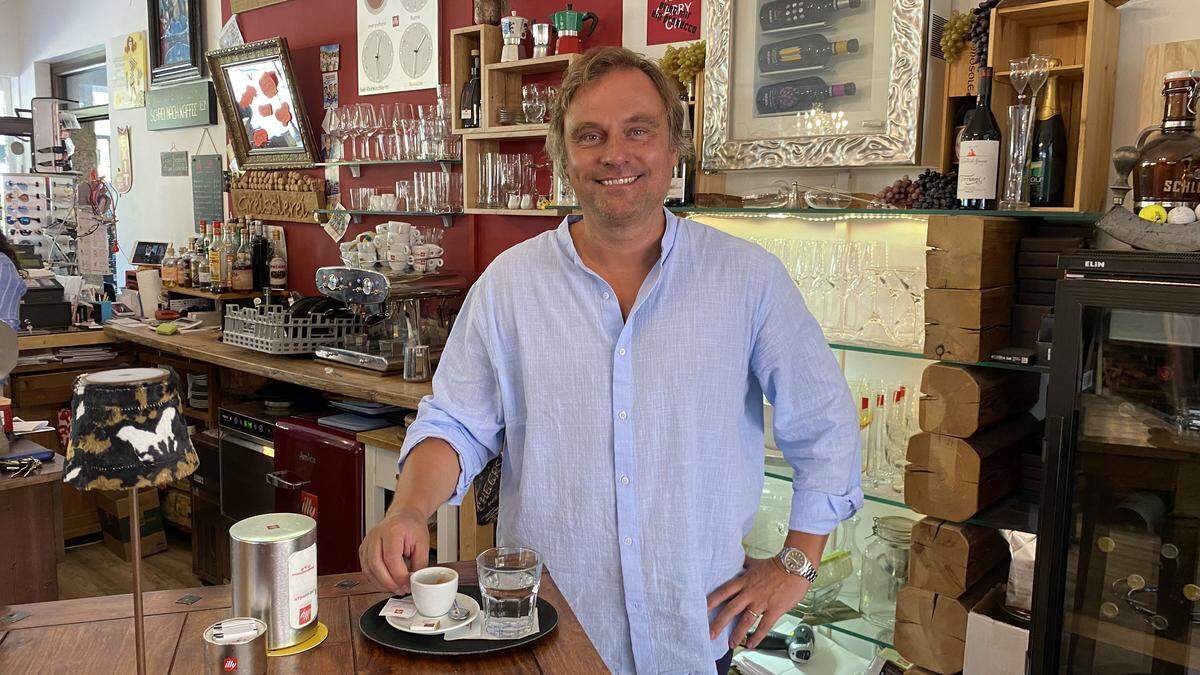 Stefan Maiwald in seinem Stammlokal, der Greisslerei, in Bad Kleinkirchheim, wo ihm der Kaffee am besten schmeckt