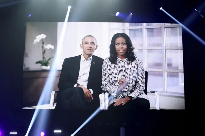 Der frühere US-Präsident Barack Obama und seine Frau Michelle waren über ein Video zugeschaltet.
