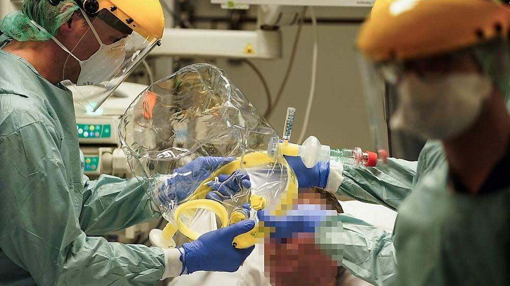 Ärzte kümmern sich auf der Intensivstation um Corona-Patienten