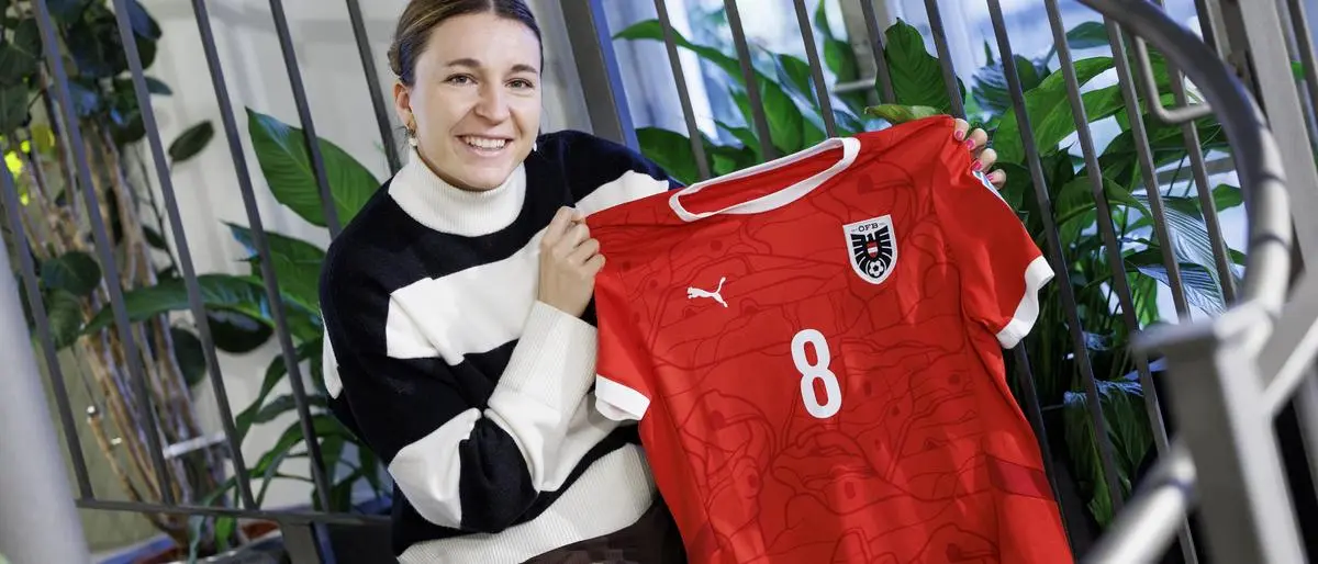 ABD0008_20241219 - GRAZ - ÖSTERREICH: APA-Fußballerin des Jahres 2024 ist Barbara Dunst. Im Bild: Die Österreichische Fußballerin Barbara Dunst bei einem Fototermin mit der APA-Austria Presse Agentur am Dienstag, 17. Dezember 2024, in Graz. - FOTO: APA/ERWIN SCHERIAU