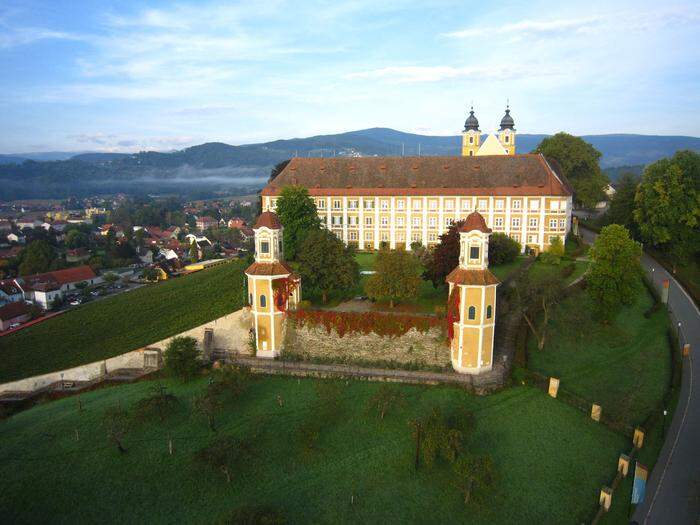 Schloss Stainz ist dank der strahlend gelben Fassade bereits von Weitem zu sehen