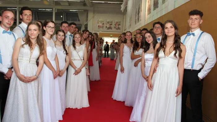Die Ballgäste wurden von den Maturanten empfangen.