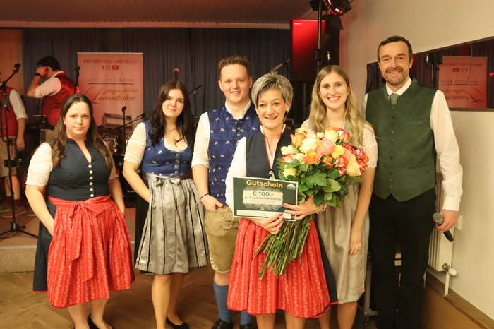 Um Mitternacht wurde die neue Rosenkönigin gekürt und mit einem Gutschein für Trachtenmoden vom Lagerhaus Lavanttal belohnt.
