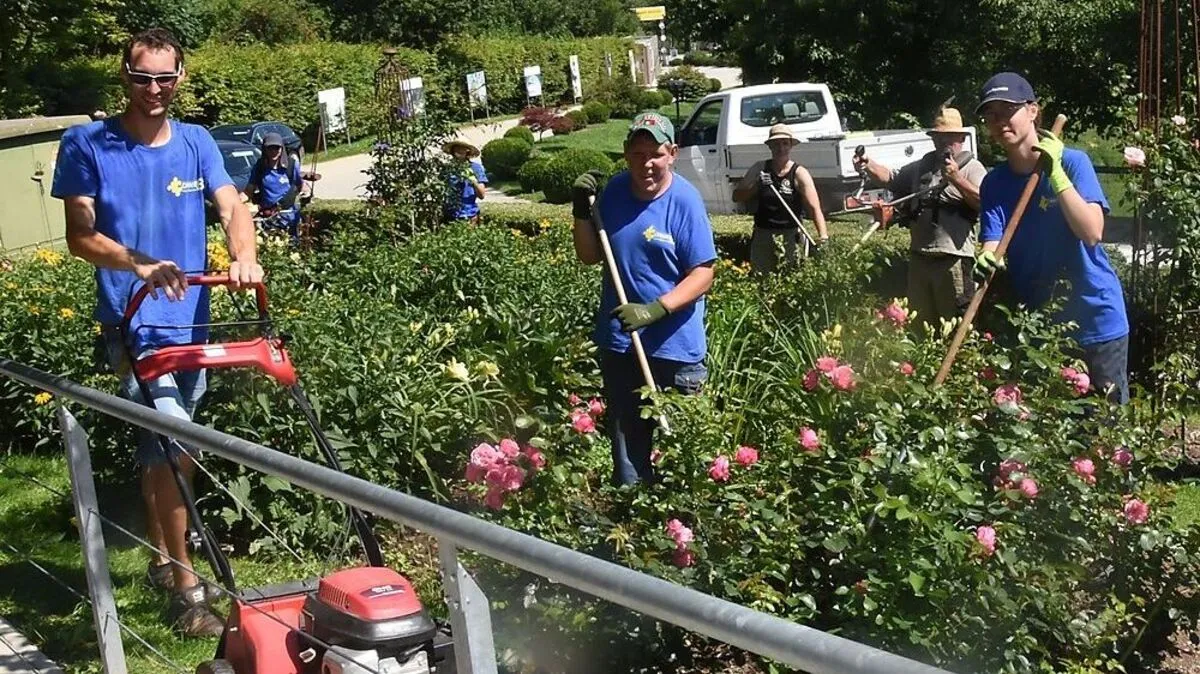 Chance B-Mitarbeiter bei der Grünflächenpflege in Herberstein