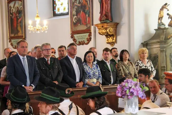 Bürgermeister Reinhold Ebner, Landeshauptmann Christopher Drexler, Bürgermeister aus Gnas Gerhard Meixner, Bildungsdirektorin Elisabeth Meixner, Direktor der MS Sankt Peter Roland Gutmann, Nationalratsabgeordnete Agnes Totter und Bürgermeistergattin Anita Ebner (v.l.)