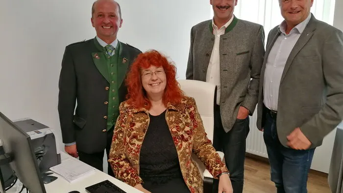 Freudentag für die Bürger von Krakau: die Ärztin Monika Schober nahm ihre Ordination nach einer komplizierten Vorgeschichte in Betrieb, die Gemeinde unter Bürgermeister Gerhard Stolz (links) lud zu einem Tag der offenen Tür
