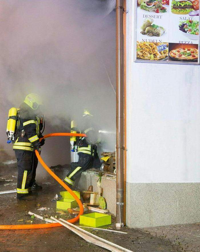 Durch die Wucht der Detonation zerbarsten Scheiben von in der Nähe geparkten Pkw und umliegenden Geschäften