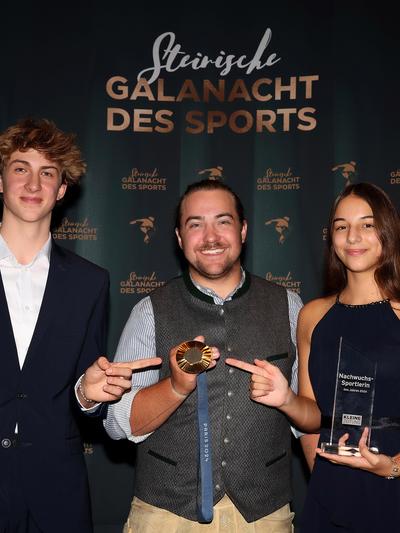 Die steirischen Nachwuchssportler des Jahres Moritz Renner und Johanna Janser mit Olympia-Goldmedaillengewinner Valentin Bontus