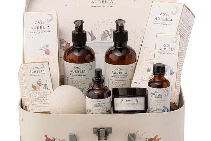 Klar, Babyhaut ist an sich schon das Nonplusultra. Dieses Geschenkset enthält keine Pflege, sondern beruhigende ätherische Öle, die ihr Kind beim Baden und vor dem Schlafengehen beruhigen.