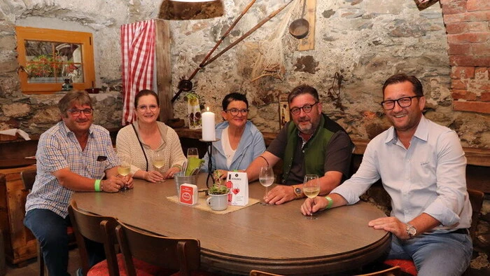 Geschwistertreffen im Gastaus "Zum Dorfheurigen" in Steindorf am Ossiacher See am Foto von Links: Rudolf "Rudi" Planer, Roswitha Planer, Karoline Stocker, Johannes Planer (Dorfheurigenwirt) und Helmut Planer.