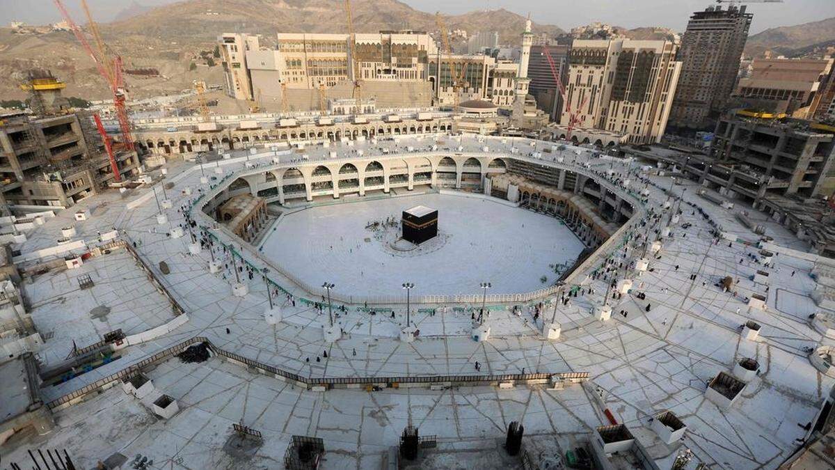 Das saudi-arabische Staatsfernsehen zeigte am Donnerstag beeindruckende Bilder, auf denen die menschenleere Kaaba im Hof der Großen Moschee zu sehen war