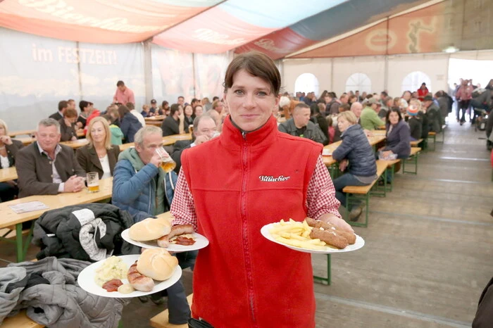 Viel los war am Sonntagvormittag auch im „St. Veiter Festzelt“ von Melanie, Alexander und Walter Motschiunig. 