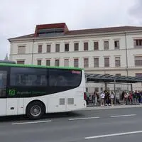 Viele Schülerinnen und Schüler sind auf den Bus angewiesen (Symbolfoto)