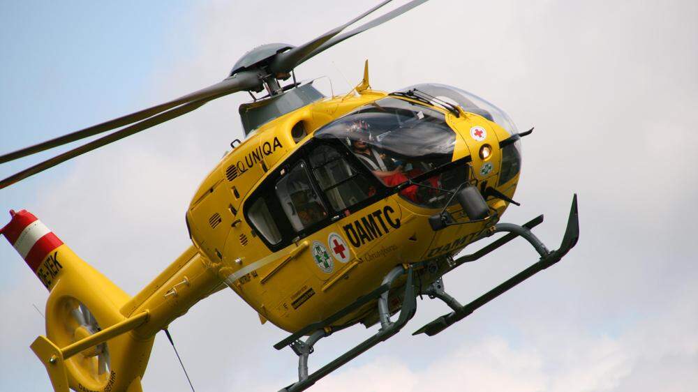 Die verletzte Bäuerin wurde mit dem Hubschrauber ins UKH Graz geflogen 