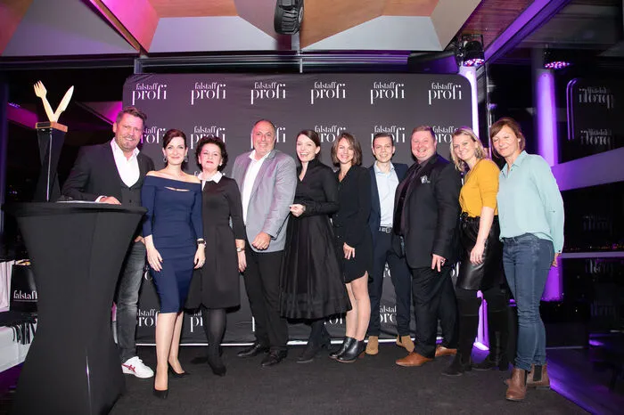 Mike Süsser (Moderation), Alexandra Gorsche (Herausgeberin Falstaff PROFI), Waltraud Hutter (Genusshauptstadt Graz), Harry Pogner (Gemeinderat), Ehrenpreisträgerin Eveline Wild (Konditorenweltmeisterin, »Der WILDe Eder«) mit der Jury: Alexandra Weiss, Benjamin Schröder, Robert Ferstl, Kristina Kellner, Daniela Rompold