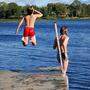 Kinder haben die Möglichkeit, den Freischwimmer oder den Fahrtenschwimmer zu machen (Sujetbild)