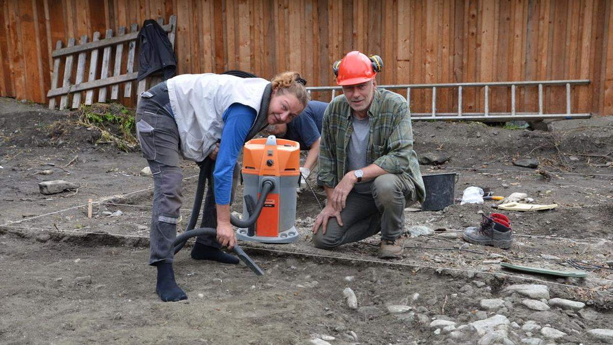 Sylvia Decker und Thomas Tischer bei einer der gefundenen Hangbefestigungen aus dem Frühmittelalter