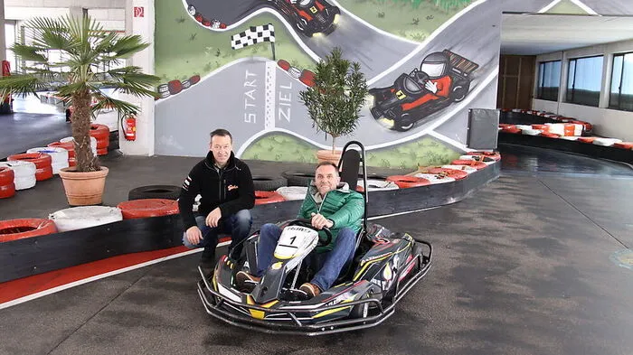 Reichnach erfüllte sich den Traum seiner eigenen „Kart-Challenge“, am Bild mit Kart-Vermieter Felix Sereinig
