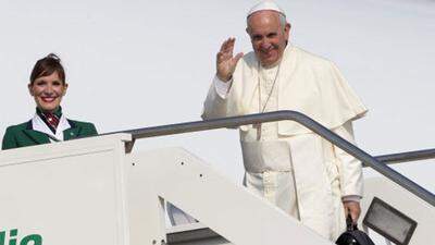 Papst Franziskus beim Abflug nach Ecuador
