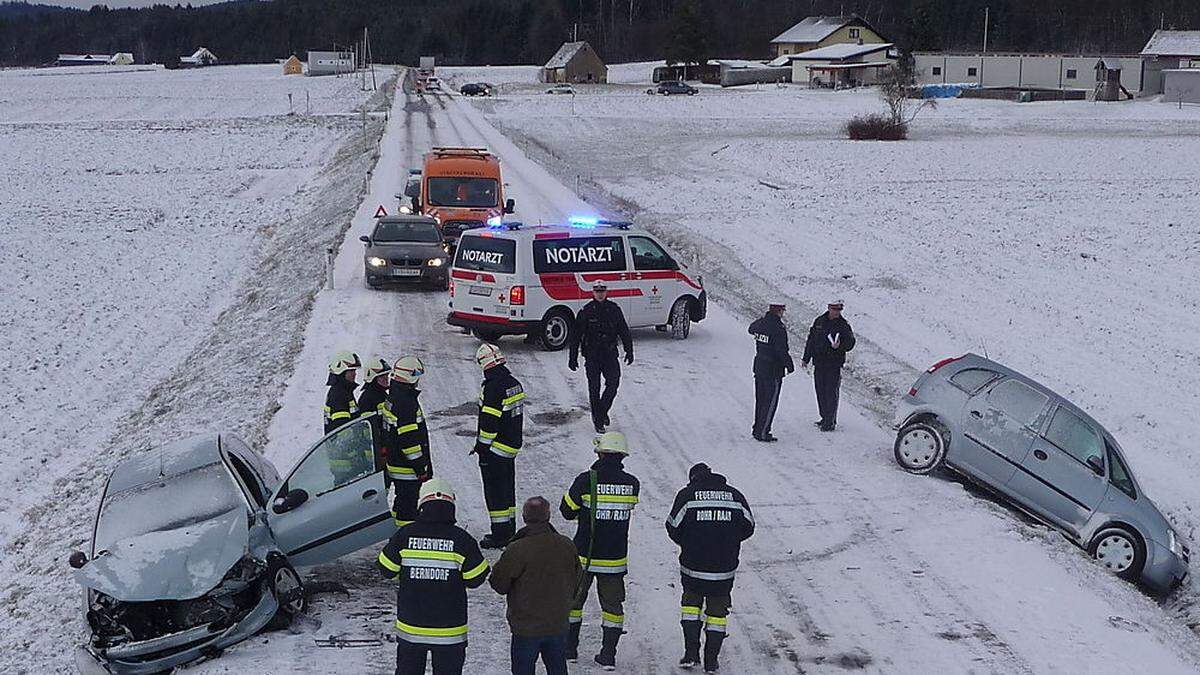 Zwei Pkw waren in den Unfall verwickelt, die Straße musste für etwa zwei Stunden gesperrt werden