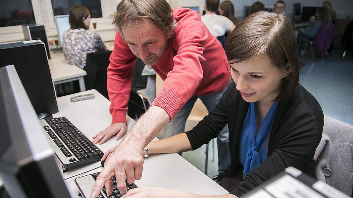 Wassermann mit FH-Studierenden