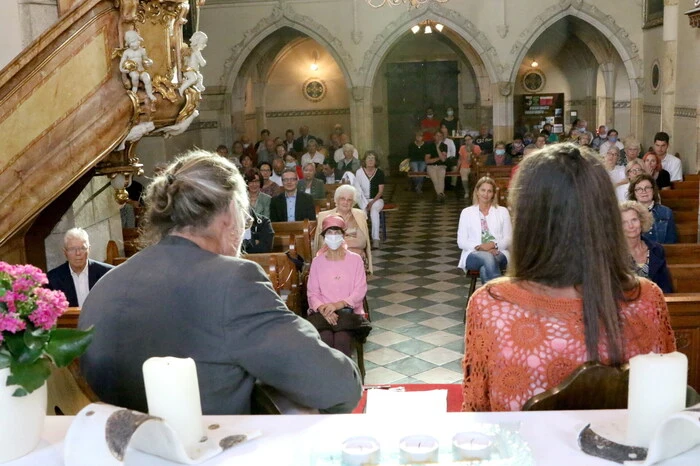 Von der tollen Akustik im Inneren des Gotteshauses begeistert zeigten sich unter anderen Dechant Lawrence Pinto, Lions International-Direktor Walter Zemrosser, Stadtrat Wolfgang Leitner, Vizebürgermeisterin Ines Hölbling, die Musiker Michael Gabernig und Birgit Rutar, Tierärztin Karin Hochsteiner, die Schuldirektoren Hannes Scherzer und Ingrid Zemrosser, Museumsleiter Roland Adunka sowie Alt-Bürgermeister Manfred Mitterdorfer. 