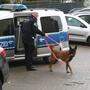 Mit einem Diensthund durchsucht die Polizei die Wohnung des Geiselnehmers vom Hamburger Flughafen in Buxtehude