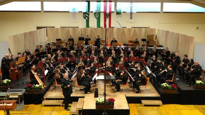 Ganz nach dem Motto „Über den Wolken“ präsentierte die Werkskapelle Zeltweg am Wochenende ihr traditionelles Herbstkonzert und nahm das Publikum mit auf eine musikalische Reise in luftige Höhen. 