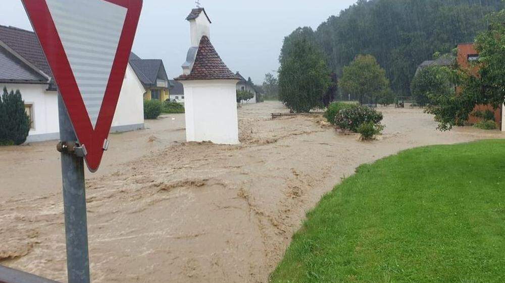 Überflutete Straße in Breitenfeld an der Rittschein