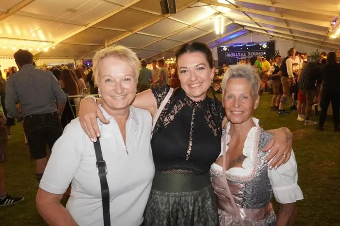 Ab 21.30 Uhr übernahmen die Band „Mölltal Sound“ gemeinsam mit Sängerin Melanie Brugger die Bühne und sorgten mit einem abwechslungsreichen Musikprogramm für beste Partystimmung.