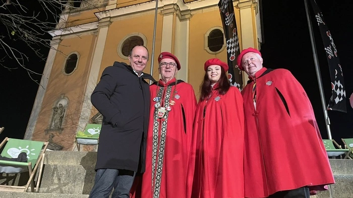 Die fünfte Jahreszeit hat in Gleisdorf offiziell begonnen: Im Zuge der Einkaufsnacht lud der Faschingsverein am Freitag, dem 8. November, zur großen Eröffnung auf den Hauptplatz.
