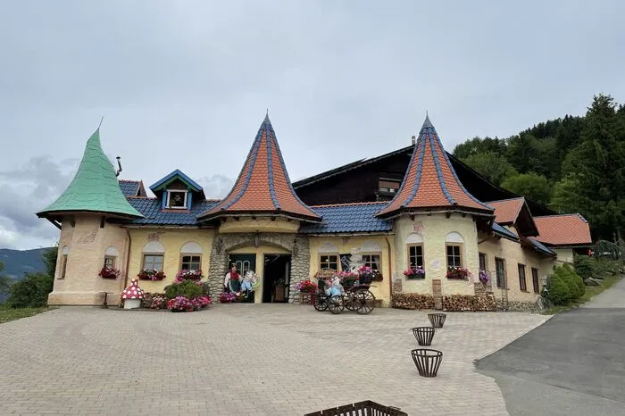 Der Eingang befindet sich direkt unter dem Märchenwald-Gebäude.