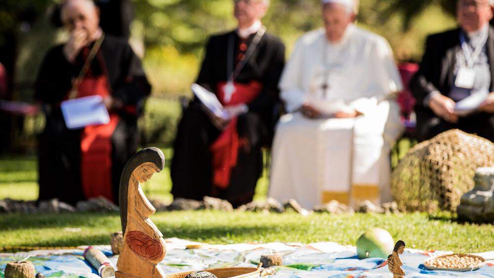 Papst Franziskus vor einer Figur der Pachamama, einer indigenen mütterlichen Holzfigur aus Lateinamerika 