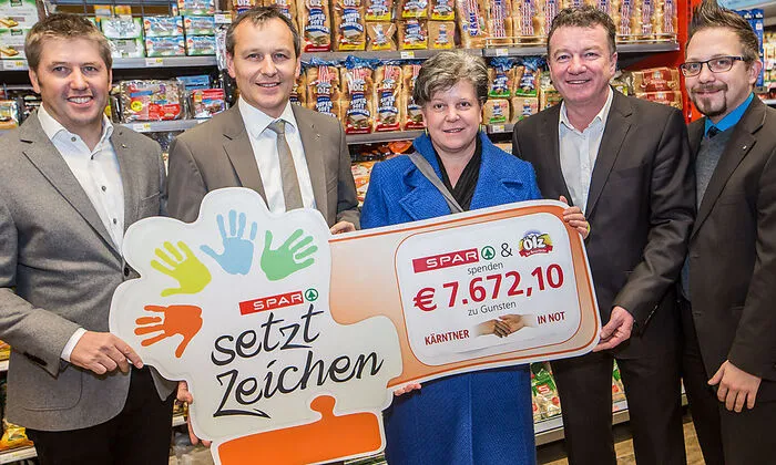 Die Ölz-Gebietsverkaufsleiter Andreas Salvenmoser und Christian Klinar (1. und 4. von links) sowie Spar- Direktor Paul Bacher und Spar-Sortimentsmanager Rene Kossarnig (r.)