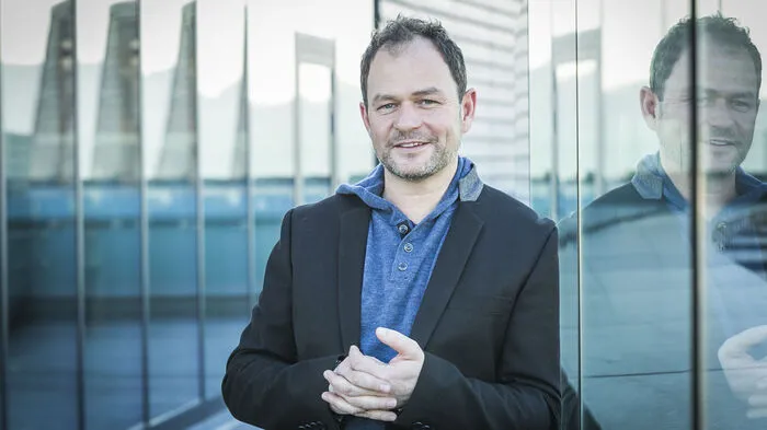 ENTERTAINMENT. Jahrelang sorgt Markus Hirtler als „Ermi Oma“ für volle Hallen und vom schlechten Gewissen durchsetzte Lacher. Heuer setzte er sich ohne Maske durch. Der 47-Jährige überzeugte seine Fans – im Gegenzug machten die ihn zum „Grazer des Jahres“.