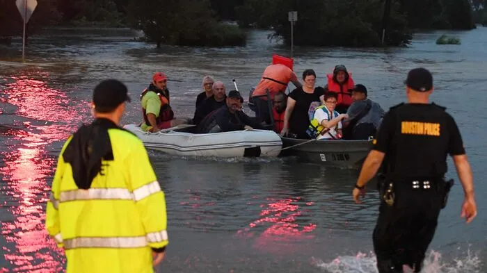 Die durch Sturzregen ausgelöste Flutkatastrophe in Südtexas spitzt sich weiter zu. Aam Sonntag waren zahlreiche  Rettungsaktionen mit Booten und Helikoptern im Gange, um Menschen aus ihren überfluteten Häusern oder von Dächern zu holen. 