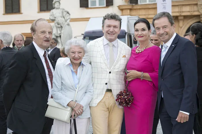 Historiker Karl Albrecht Kubinzky, der künstlerische Leiter von arsonore Markus Schirmer und seine Mutter Marta, Vorstandsdirektor Bernhard Türk mit Gattin Elisabeth Steininger-Türk