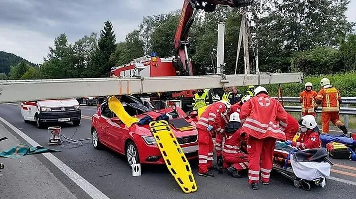 Mautbalken stürzte auf die Fahrbahn und begrub das Auto unter sich.