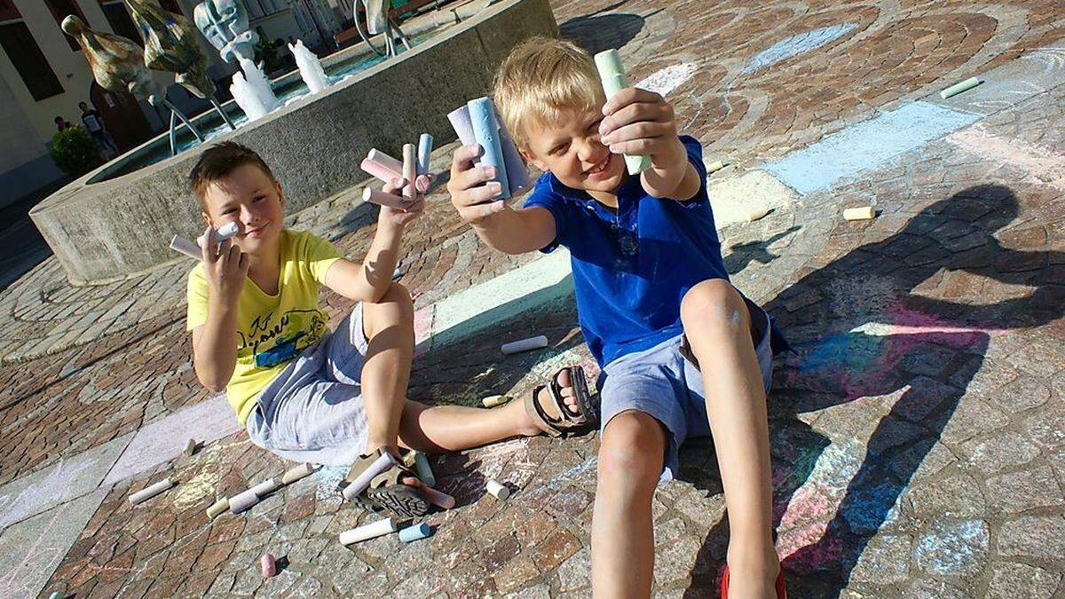 Der Hauptplatz in Bad St. Leonhard wird am Freitag kunterbunt: Kinder malen das größte Kreide-Straßenbild Kärntens 