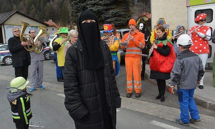 Amina Handke, Tochter von Peter Handke, besuchte den Fasching in Haimburg