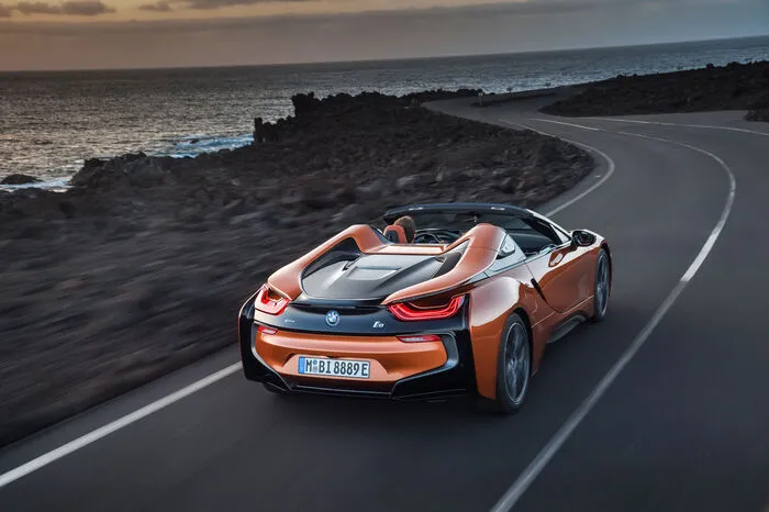 Im Standard-Fahrmodus kann der i8 nach dem Anfahren bis zu einer Geschwindigkeit von 105 km/h ausschließlich den Elektromotor nutzen (vorher 70 km/h). Die rein elektrische Reichweite liegt bei 53 Kilometern. Die vom Elektro- und vom Verbrennungsmotor gemeinsam erzeugte Systemleistung beträgt nun 275 kW/374 PS.