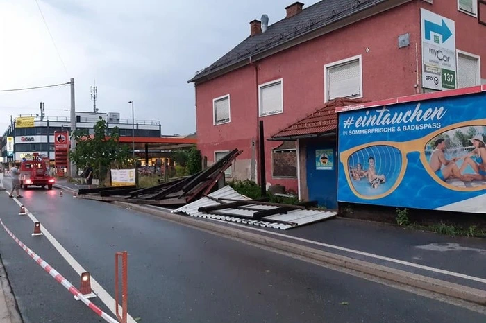 Umgestürzte Plakatwand in der C.v. Hötzendorf-Straße 127, hier war die FF Dobl im Einsatz